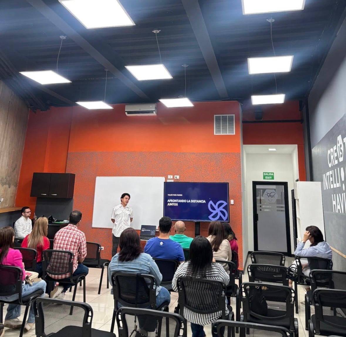 Padres y familiares de atletas en taller de salud mental - Programa FOR YOU Propella