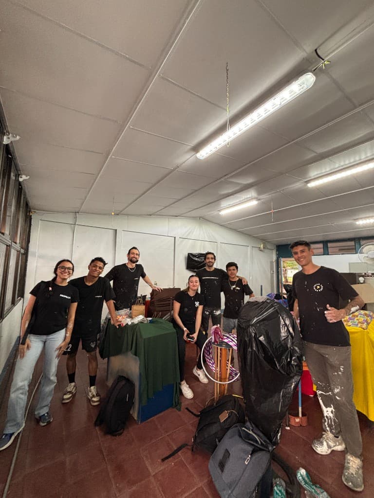 Equipo Propella preparándose para proyecto de impacto social