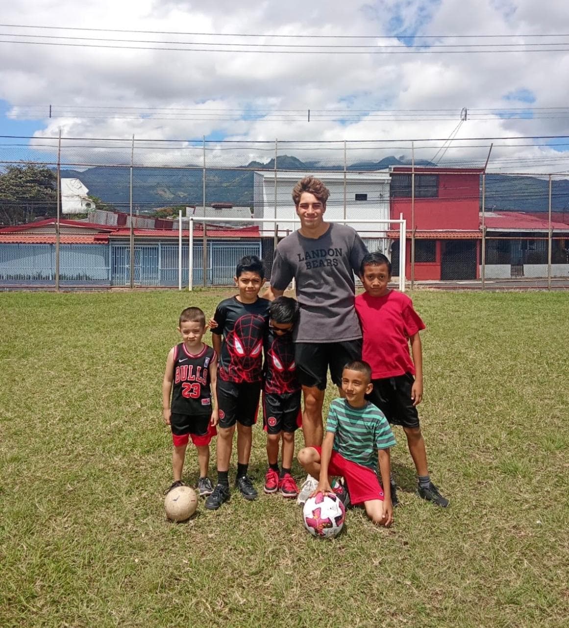 Atletas y equipo Propella reunidos en evento deportivo comunitario de Fundación Propella