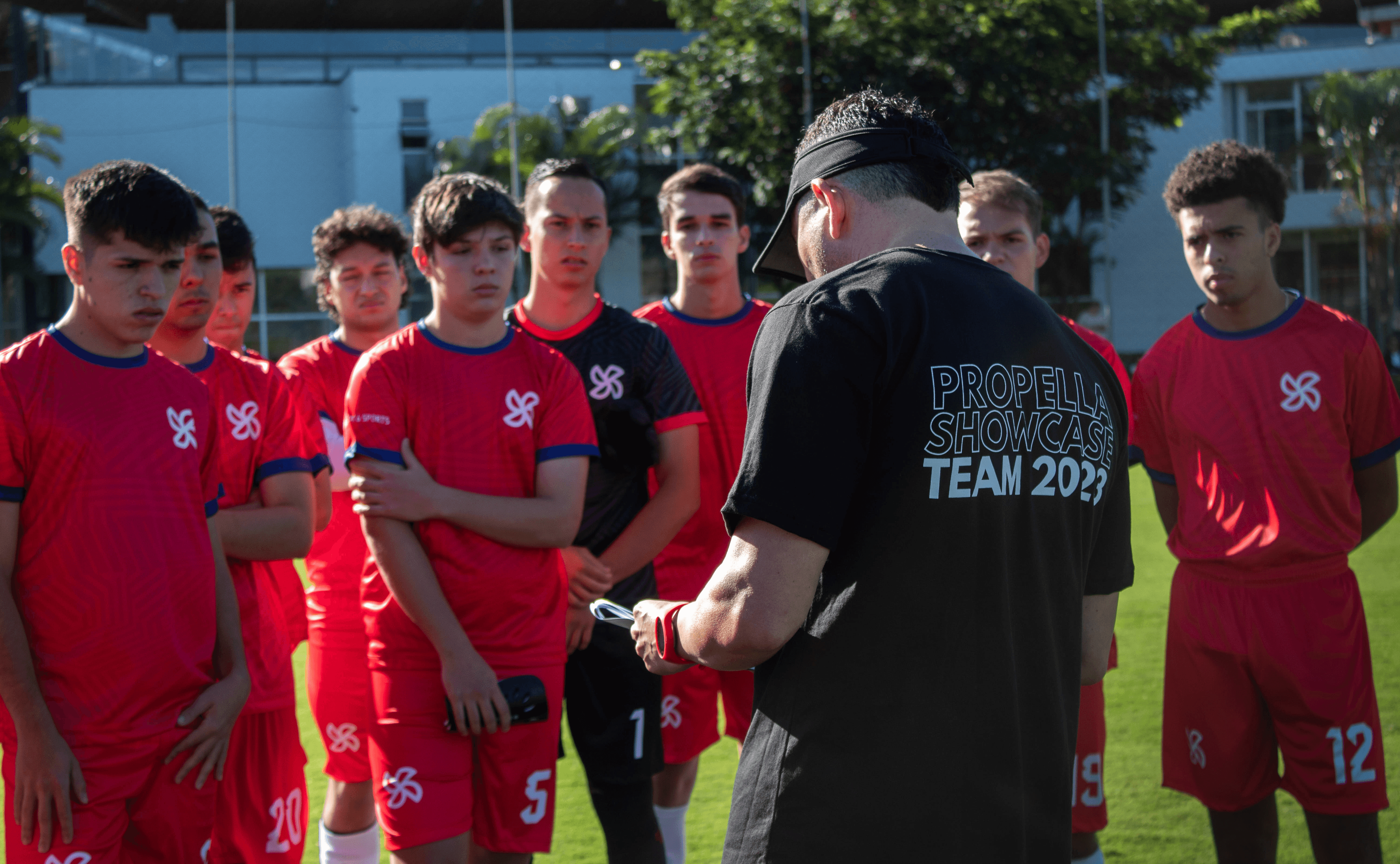 JUGA AL FUTBOL EN COSTA RICA
